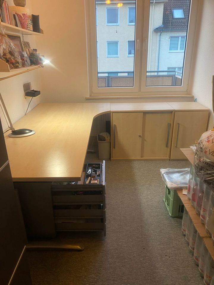 Gut erhaltener Büro-Schreibtisch L-Form in Hannover