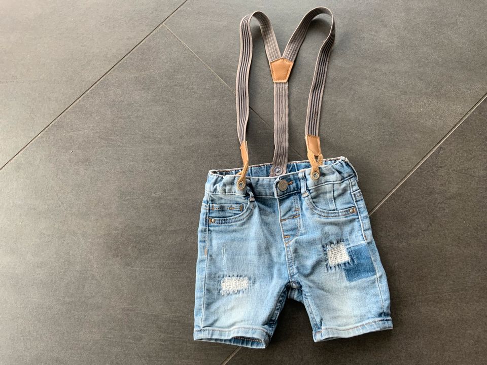 Super erhaltene H&M Jeans Shorts/Latzhose in Größe 74 Blau in Allensbach