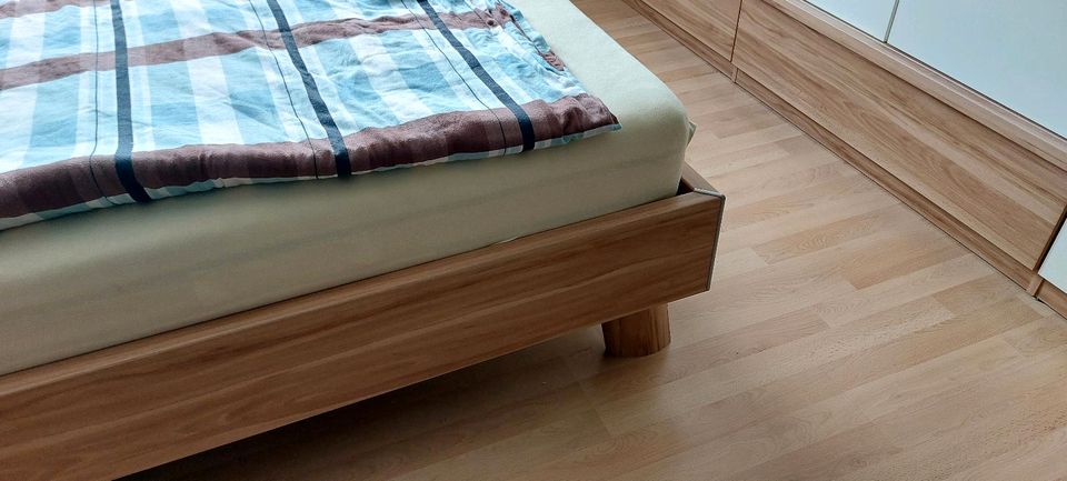 Schlafzimmer Doppelbett und Schrank in Arnsberg