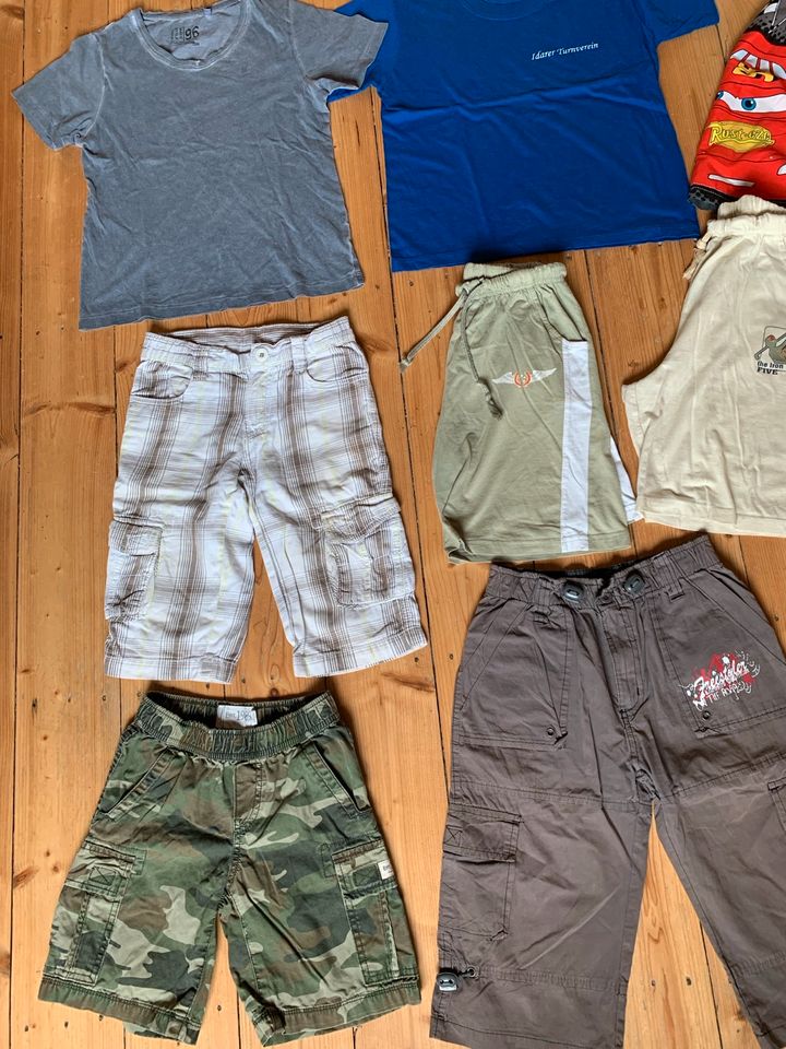 Kleiderpaket 122/128 Jungen Shorts Kurzhose Badehose T-Shirt in Bruchweiler