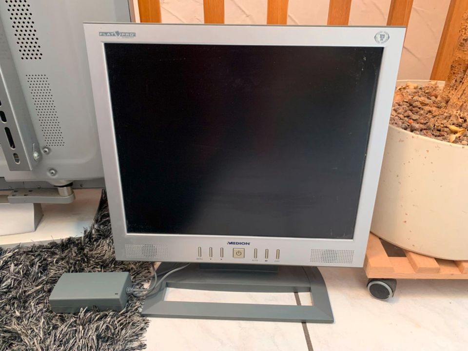 Medion MD7212AT 19-Zoll LCD Bildschirm (VGA) Lautsprecher - TOP! in Empfingen