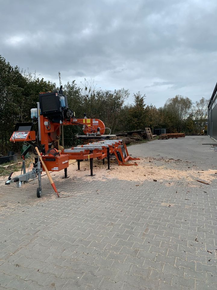 Mobiles Sägewerk, Wood-Mizer ,Baumstämme ,Lohnschnitt in Garrel