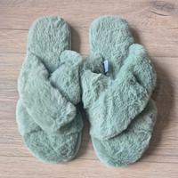NEU Hausschuhe Sandalen Schuhe 40 41 grün Fell Nordrhein-Westfalen - Elsdorf Vorschau