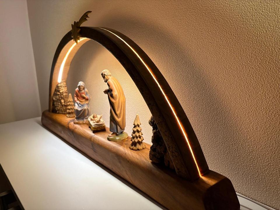 Große Krippe/ Schwibbogen mit geschnitzten Holzfiguren 15cm in Bernsbach 