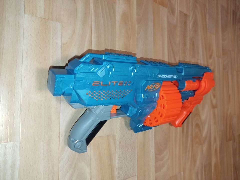 Nerf Elite 2.0 Shockwave RD-15 Blaster, Sehr gut erhalten in Poppenhausen