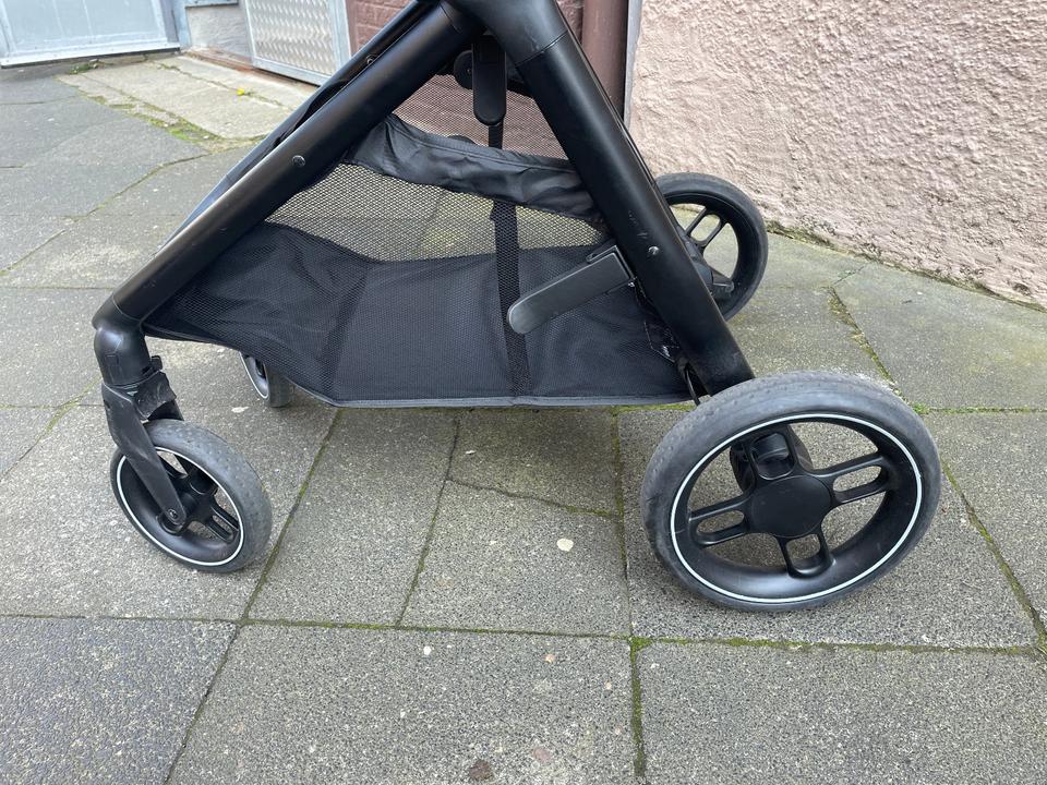 Blauer Kinderwagen Maxi-Cosi + Babywanne auch in Blau in Neuss