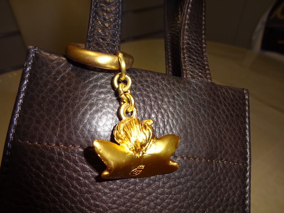 hochwertige Comtesse-Tasche mit goldigem Engel in Hattersheim am Main