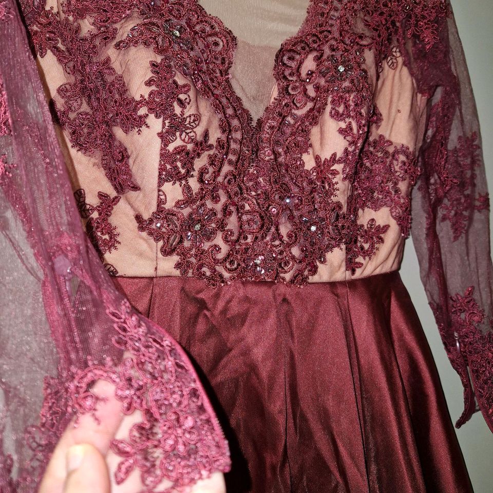 Abendkleid perlen bestickt Spitze satin kinalik Henna in Ohlsbach