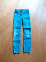 Jeans Gr 128 schmal mit trendigen Löchern an beiden Knien Nordrhein-Westfalen - Lage Vorschau