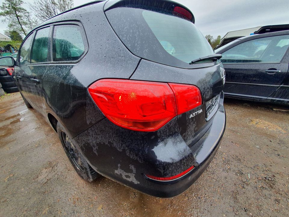 Opel Astra J Rücklicht Rückleuchte links Bj.2012 in Bremervörde