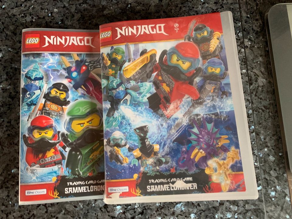 Lego Ninjago 365x Sammel Karten in 2 Alben inkl. Gold und Levelup in Villingen-Schwenningen