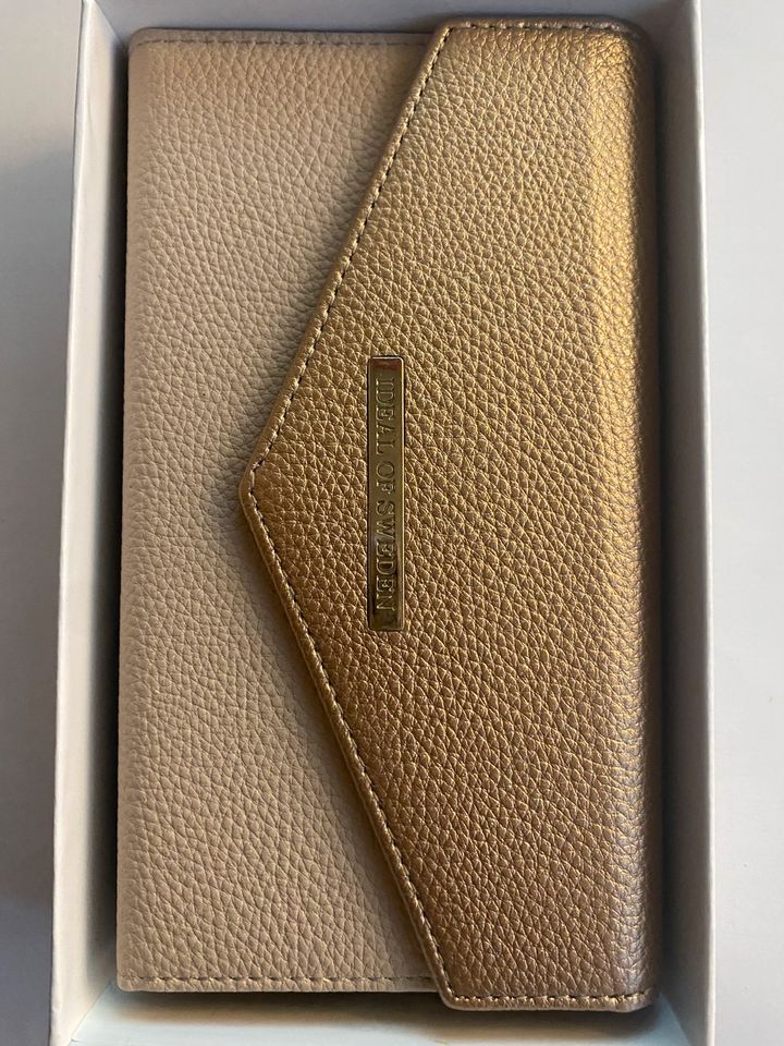 Golden pebble clutch ideal of Sweden IPhone 11 Pro Max in Berlin