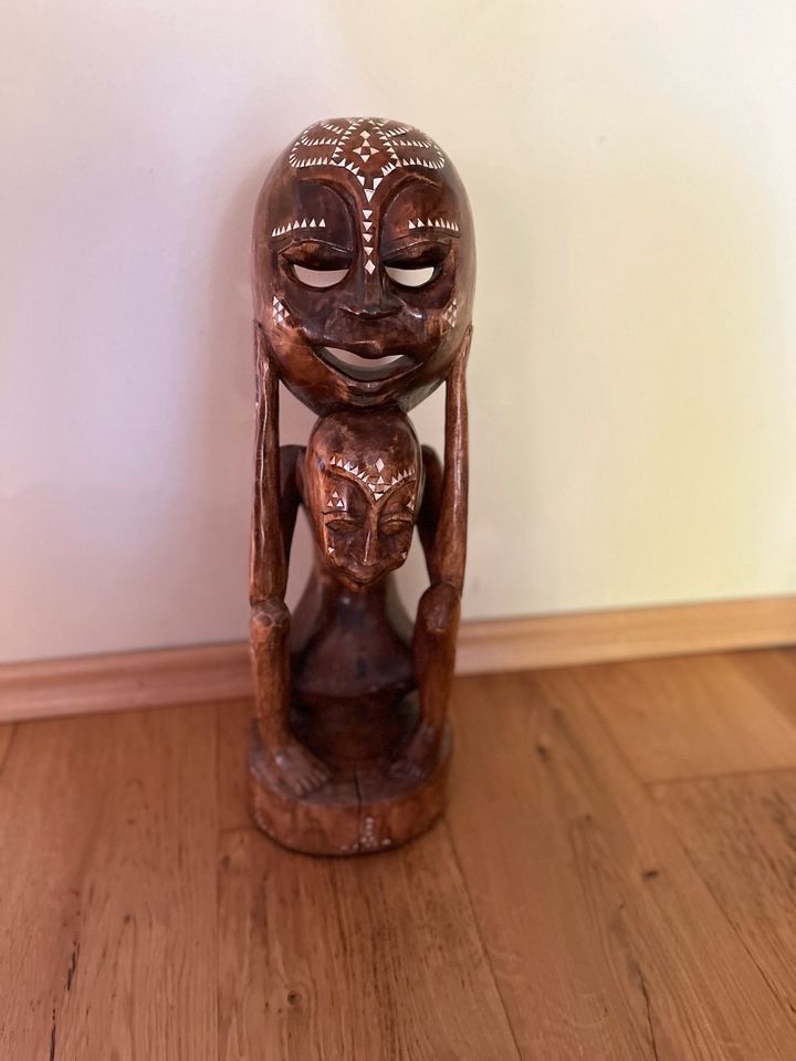 Afrika Fetisch Figur Statur Skulptur Krieger Holz Perlmutt alt in Göttingen