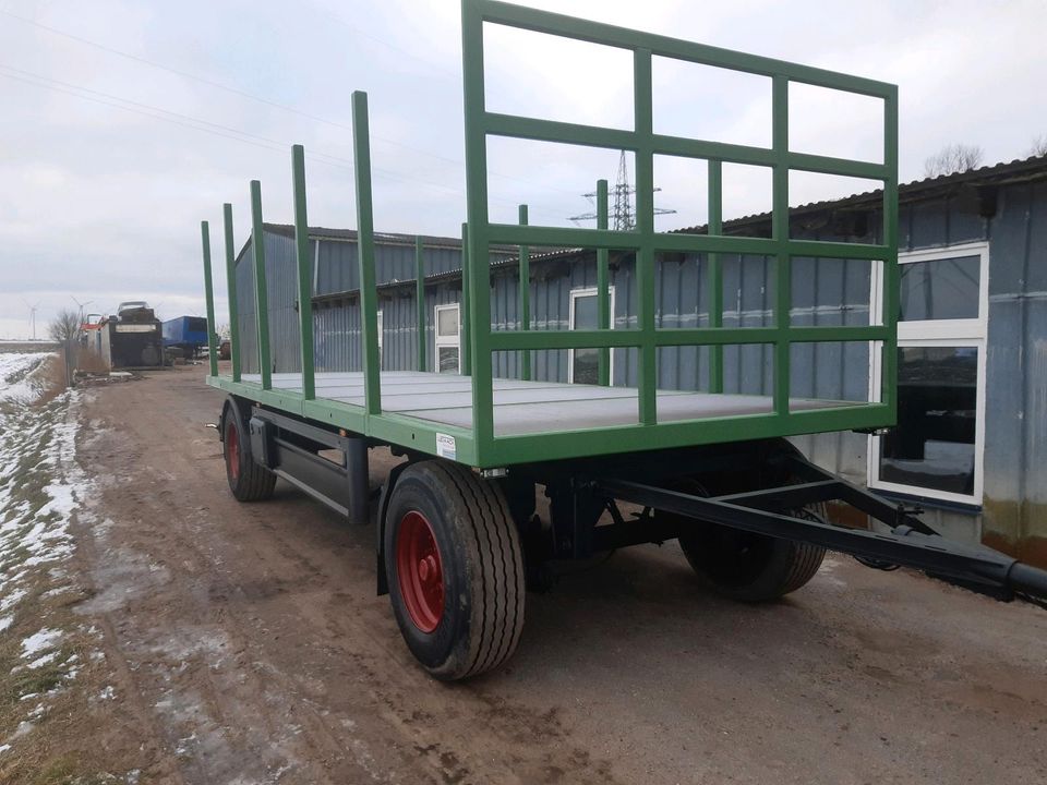 Ballenwagen Strohanhänger Kartoffelkisten Plattform Tinyhouse in Wesselburen