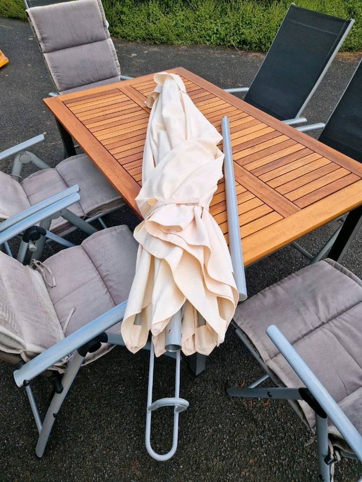 Gartenmöbel Tisch, Stühle + Schirm in Viersen