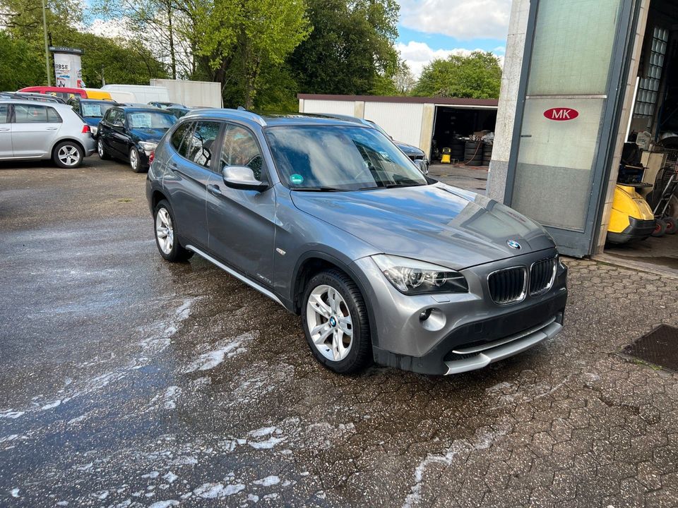 BMW X1 xDrive 20d Navigation-Panorama-Dach-Automatic in Essen