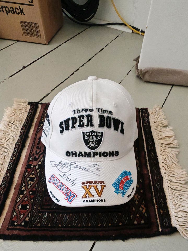 Raiders Cap Super Bowl signiert in Bonn