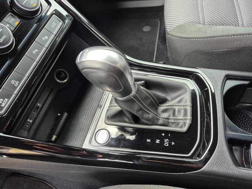 VW Touran Highline R- Line DSG 8x Alu AHK LED Sitzhzg Voll. in Roßwein