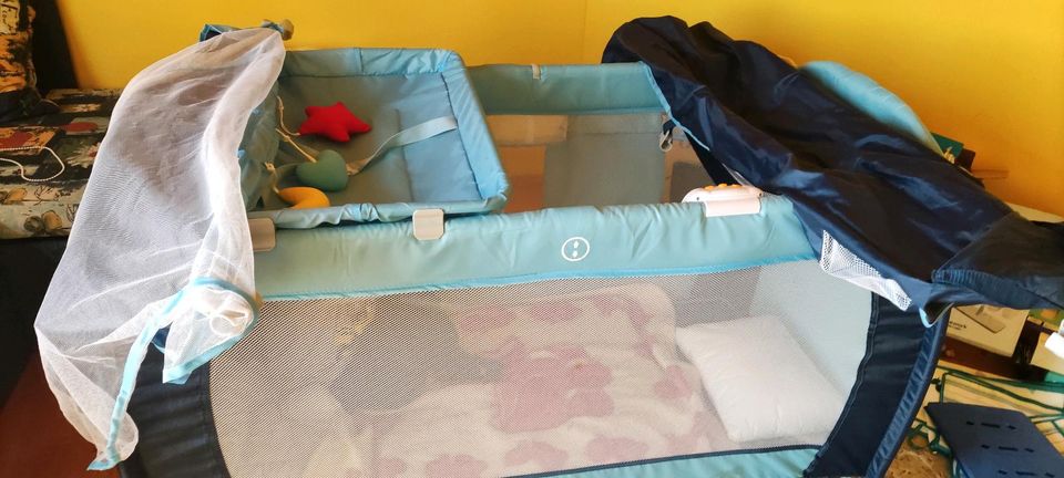 Kinderbett und Laufstall neuwertig in Rödental