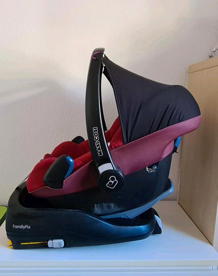 Maxi Cosi Pebble inkl. Isofix Station in Weilrod 