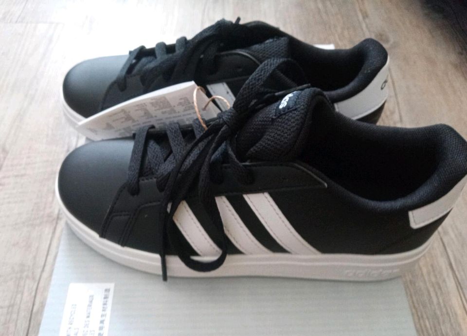Kinder Adidas Schuhe gr 36 in schwarz neu ovp in Aachen