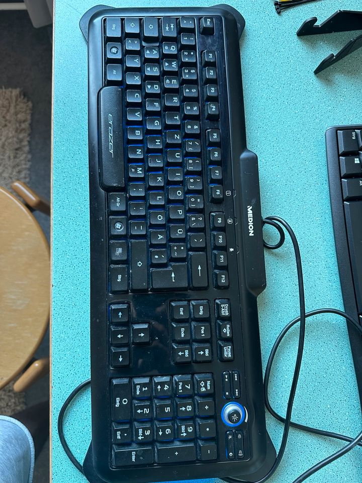 Tastatur  mit Beleuchtung und Multimedia Funktionen in Berlin