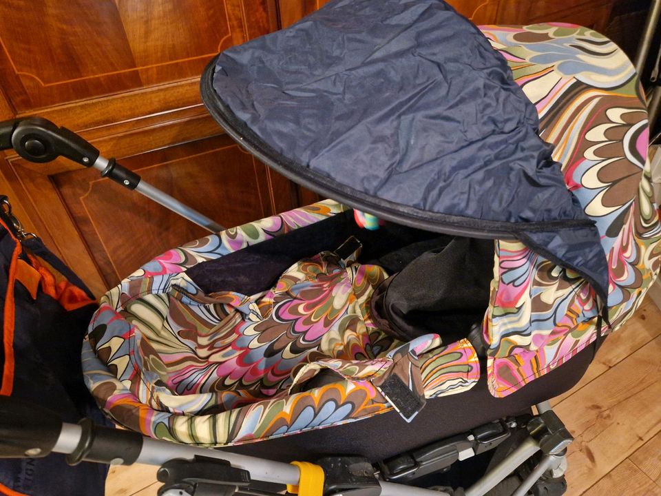 Teutonia Kinderwagen Babyschale mit viel Zubehör in Berlin