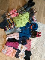 Bekleidungspaket Mädchen Shirts Hosen Softshelljacke Matschhose Nordrhein-Westfalen - Siegburg Vorschau