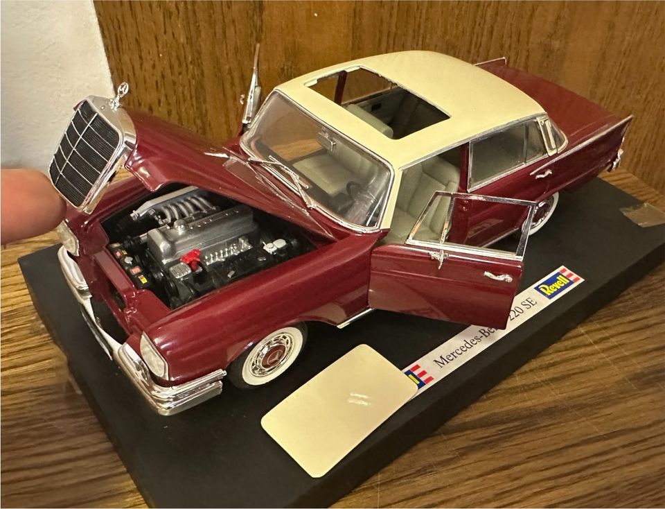 Modellauto 1:18 W111 Mercedes Benz 220-SE Heckflosse Revell in Frankfurt am Main