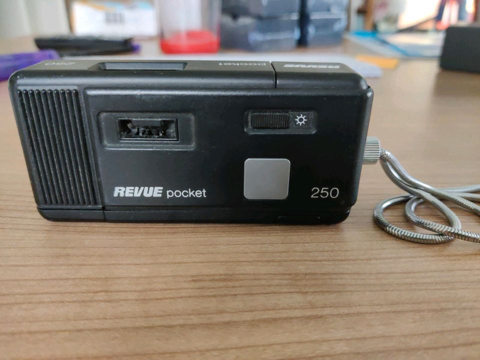 REVUE pocket 250 Fotokamera Fotoapparat Kamera Retro in Sand a. Main