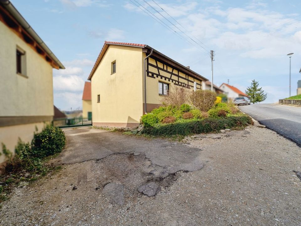 Umfassend saniertes Einfamilienhaus mit großen Nebengebäuden und Garten in Treuchtlingen-Auernheim in Treuchtlingen