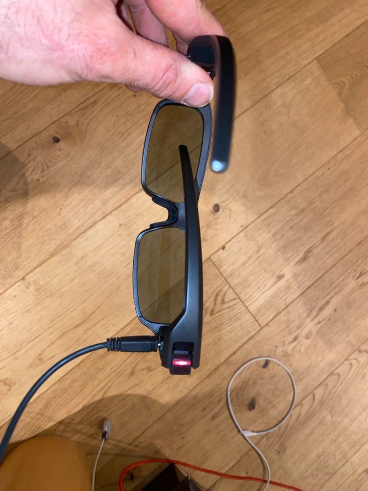Loewe Active Glasses 3D - aufladbar - Neupreis 100 € in Dresden