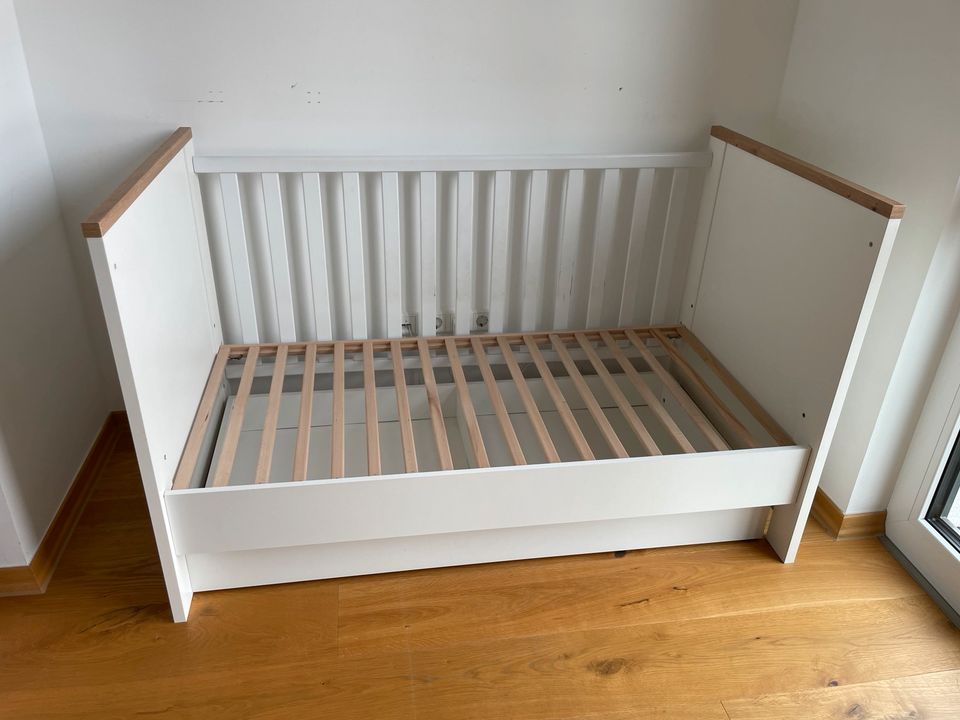 2 Kinder-/ Gitterbetten mit hochwertiger Matratze & Bettkasten in Korschenbroich