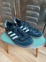 Adidas Samba Schwarz mit rotem Detail an der Zunge Gr. 38 2/3 Friedrichshain-Kreuzberg - Kreuzberg Vorschau