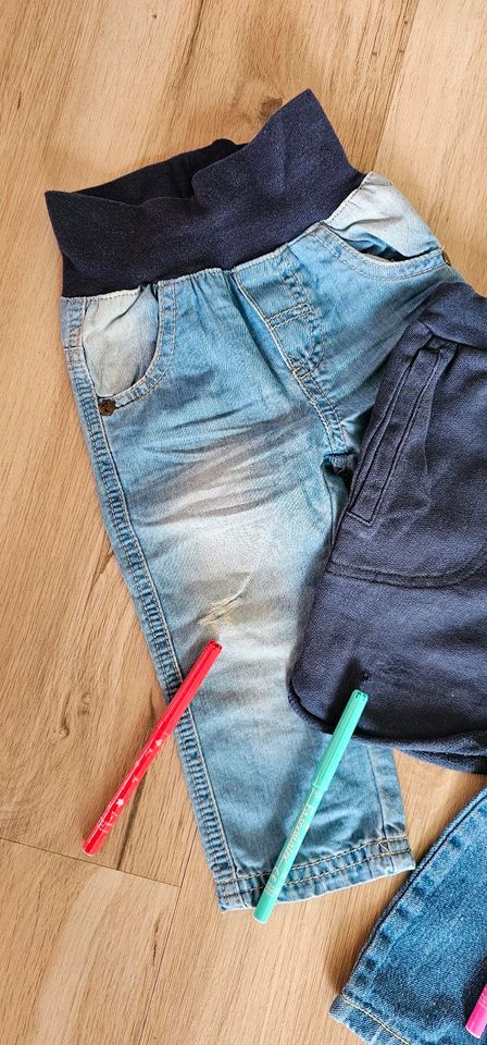 38 Teile! Großes Jungen Kleiderpaket Gr. 74 T-Shirt, Body, Hosen in Ruhland