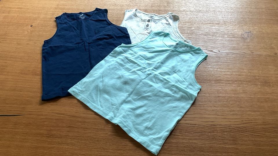 3 ärmellose shirts in Grassau