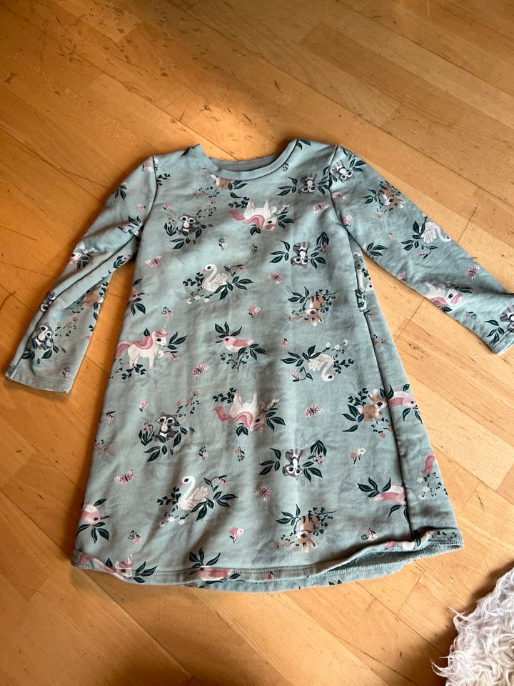 H&M Kleid Hellblau Einhorn 110/116 in Berlin