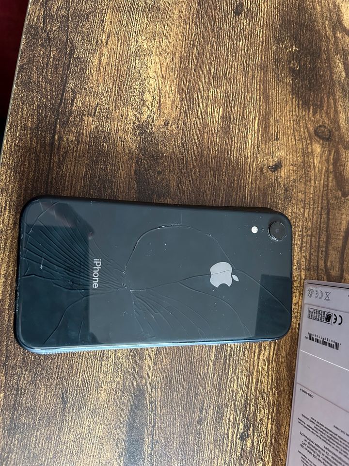 iPhone XR  in Schwarz in Teuchern