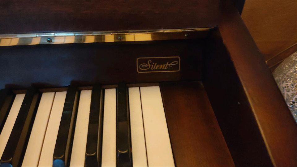 Yamaha Silent Klavier, kann lautlos gestellt werden in Lentföhrden