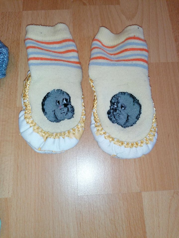 SET 4 Paar Babyschuhe/Socken und 1 Paar Sterntaler Babyhandschuhe in Wollersleben