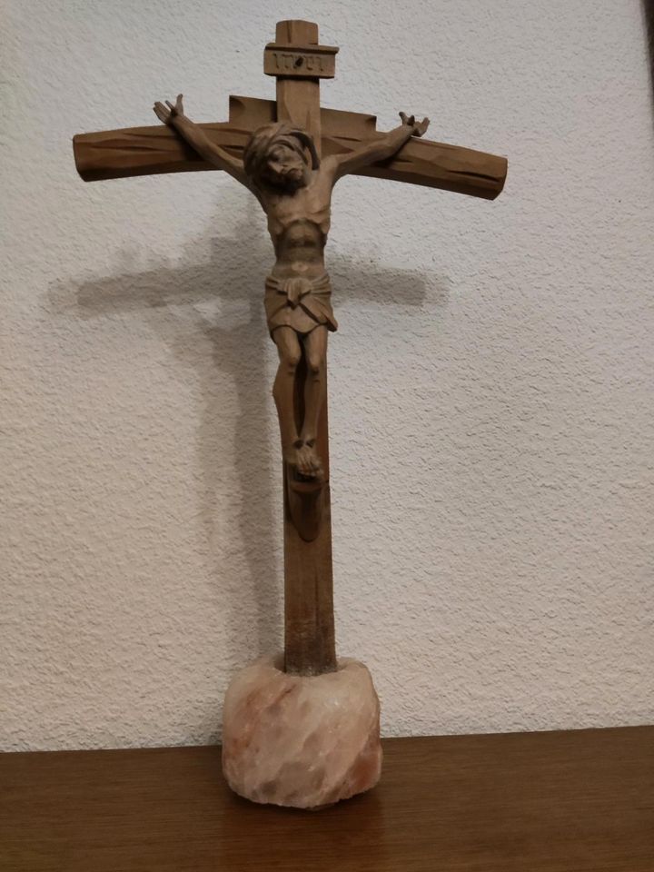 Holzkreuz Kreuz mit Christus Schnitzarbeit mit  Salzkristall in Manching