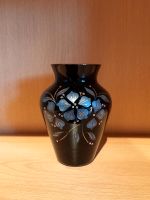 Schwarze Vase mit Blumenmuster; Bayern - Kelheim Vorschau