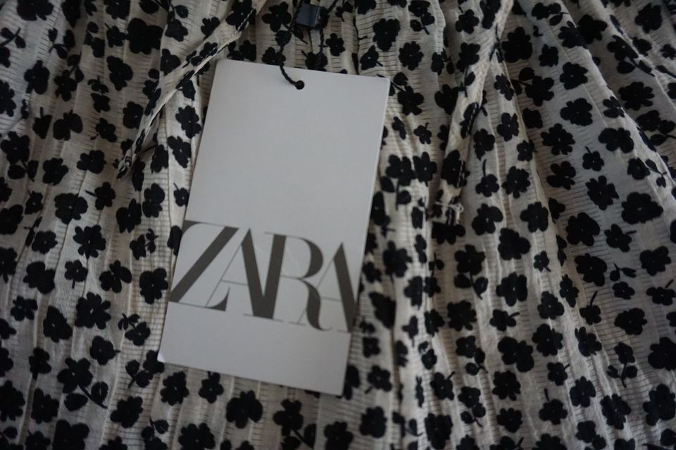 Mädchen Shorts von Zara Gr. 13-14 Jahre NEU in Düsseldorf