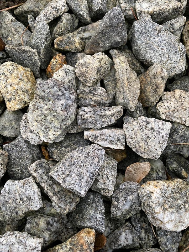 ca. 170 kg Basaltsplitt grobkörnig Grau Ziersteine f. Steingarten in Neusäß
