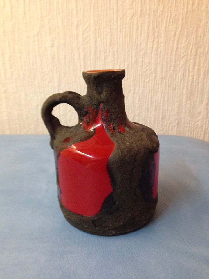 Marei Roth Keramik WGP Fat Lava Henkelvase rot schwarz in Issum