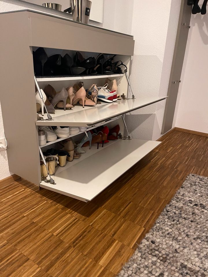 Garderobe mit Schuhschrank und Spiegel in Heilbronn