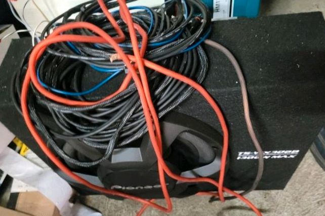 Subwoofer  mit  Kabeln  und  Endstufe und kabel in Kamen