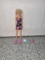 Barbie mit Zubehör Puppe Schuhe Kette Haarreifen Nordrhein-Westfalen - Niederzier Vorschau