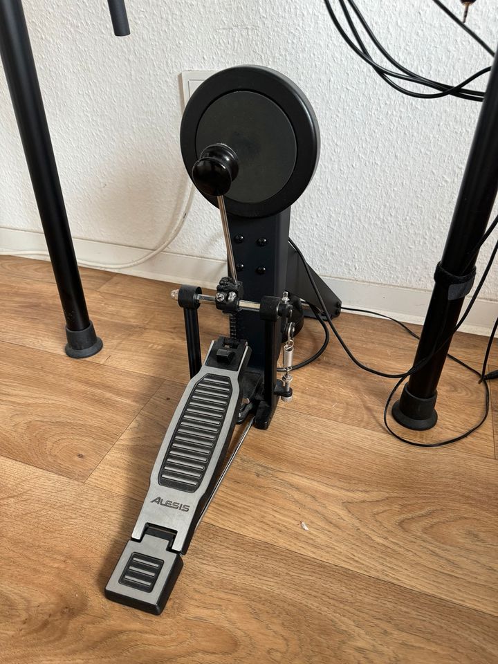 Alesis Nitro Mesh E-Schlagzeug mit Hocker und Sticks in Düsseldorf