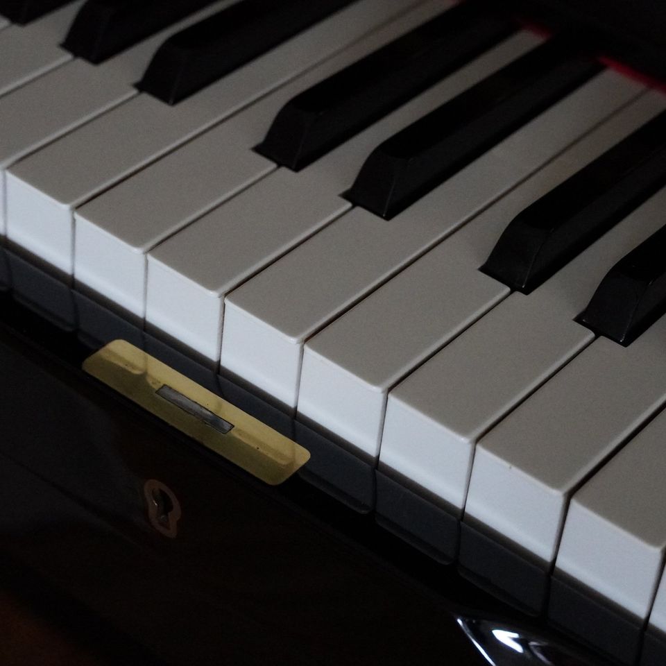 verkauft aber ähnliche verfügbar: Yamaha U1 Klavier schwarz in Obergröningen
